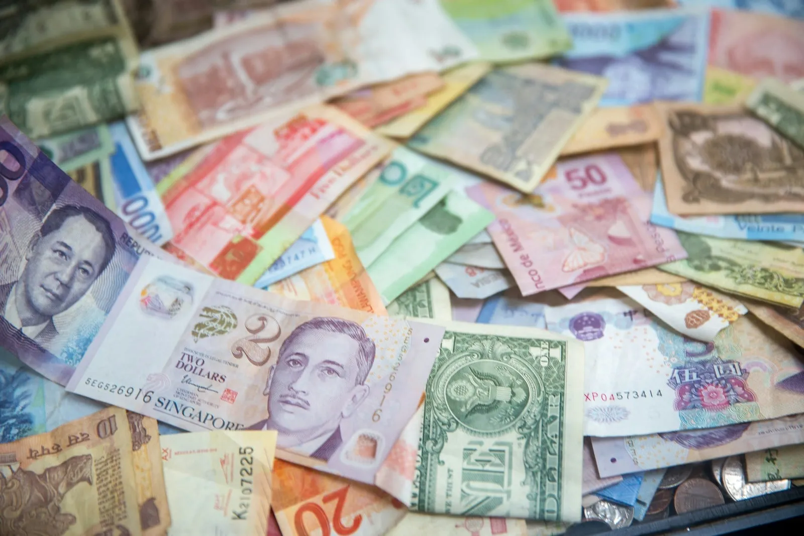 Des billets de banque de nombreux pays étalés pêle-mêle