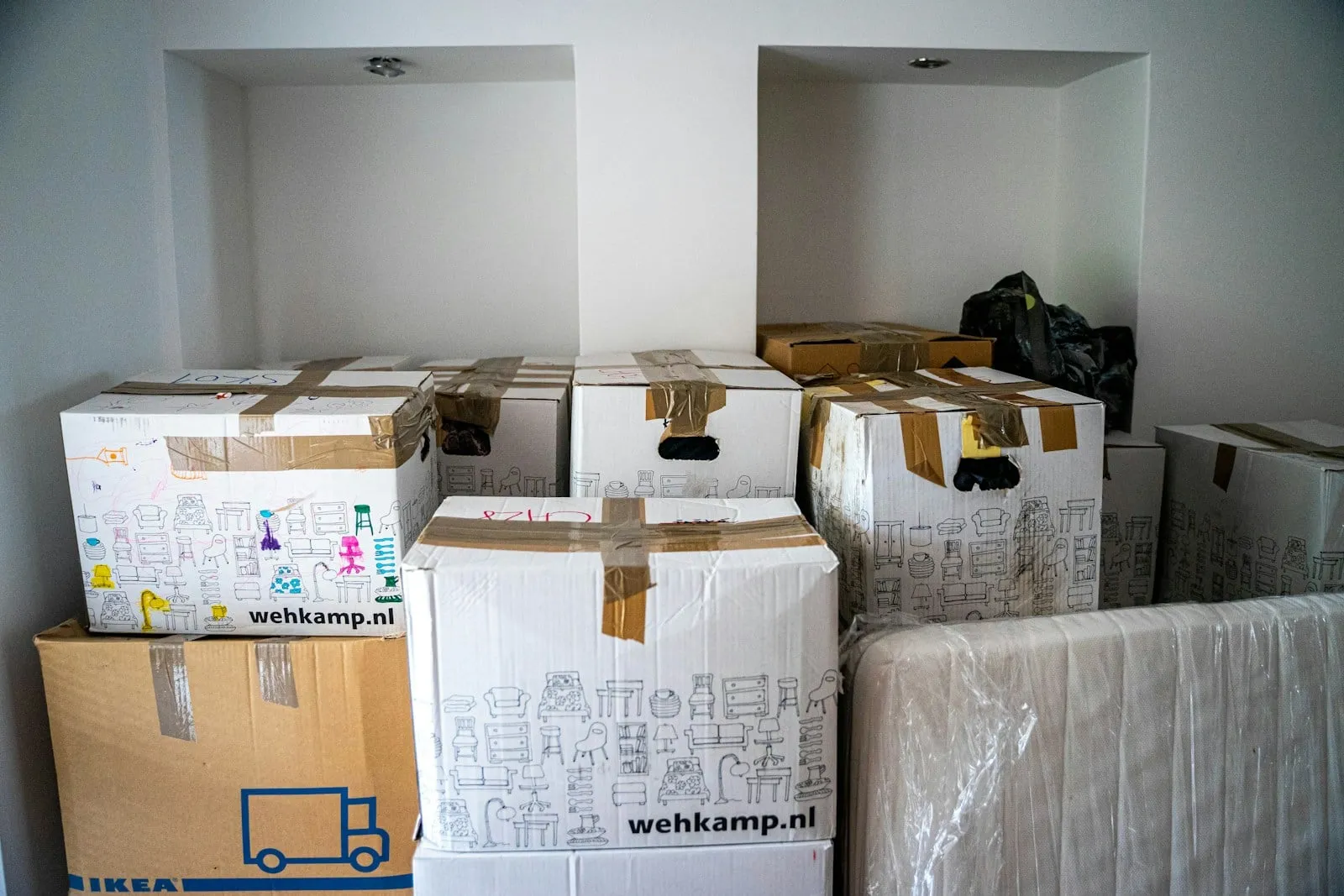 Des cartons de déménagement empilés sur une table en bois