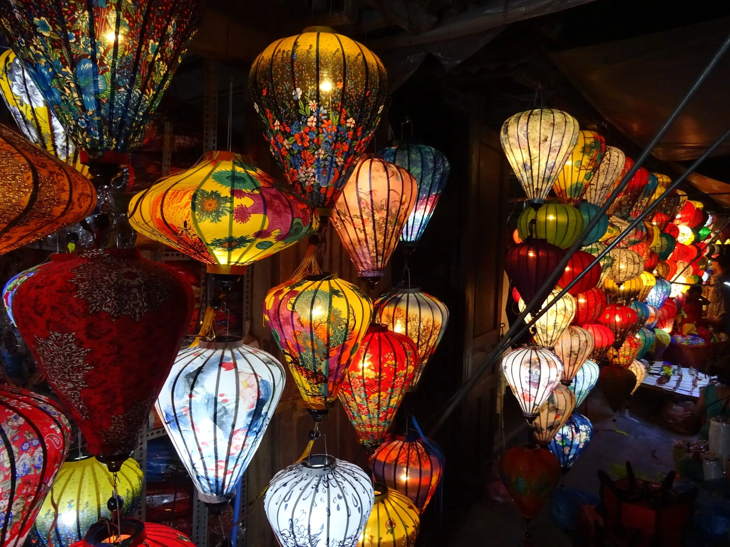 Lanternes de soie allumées à Hội An, au Viêt Nam