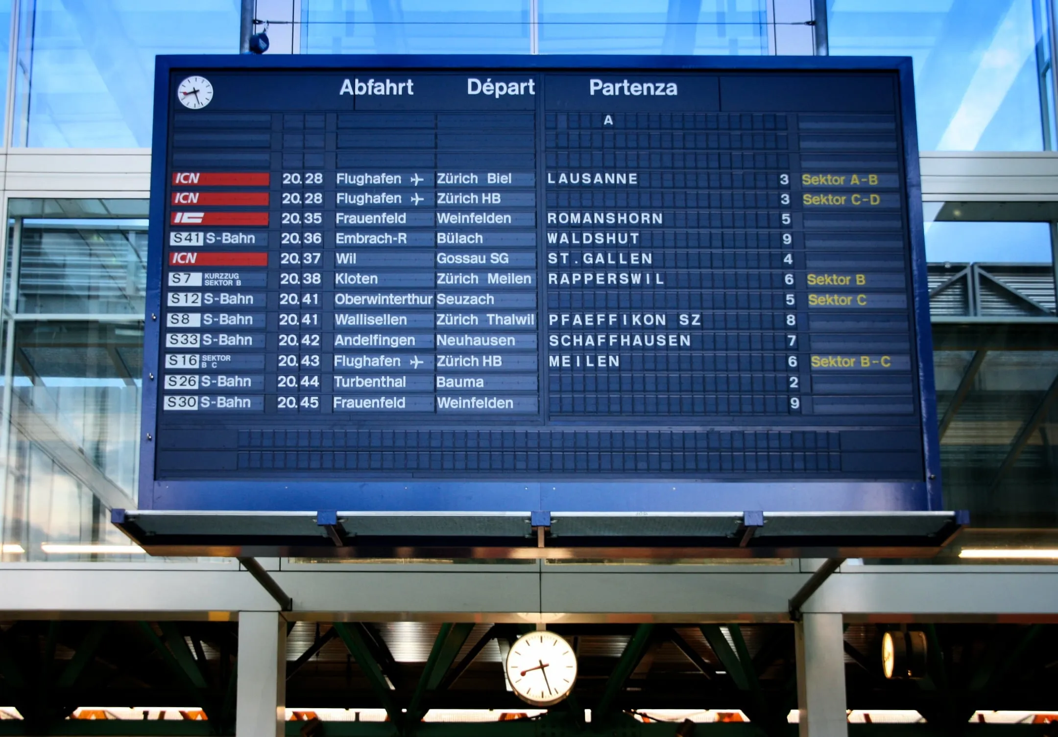 Tableau des départs à palettes et horloge de la gare de Winterthur, en Suisse