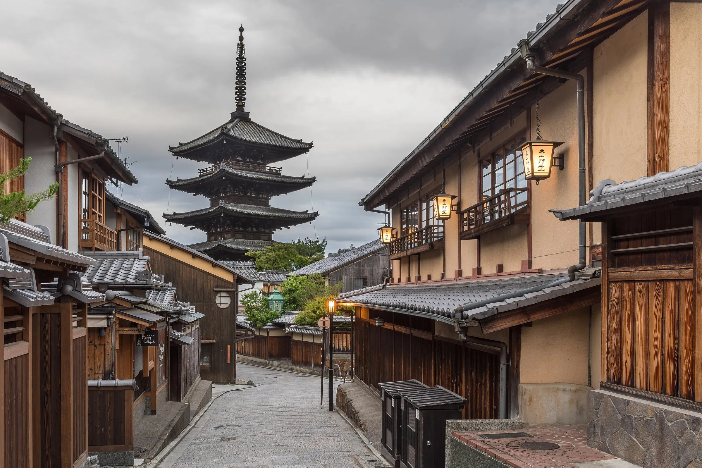 La rue Yasaka-dori à Kyoto au petit matin, déserte, avec la pagode Yasaka au fond