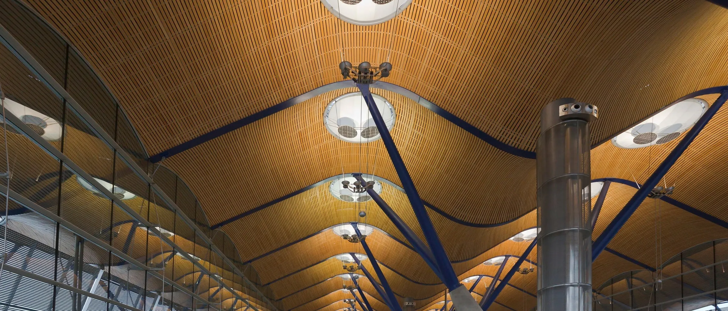 Plafond ondulé en lattes de bambou du terminal 4 de l’aéroport de Madrid-Barajas