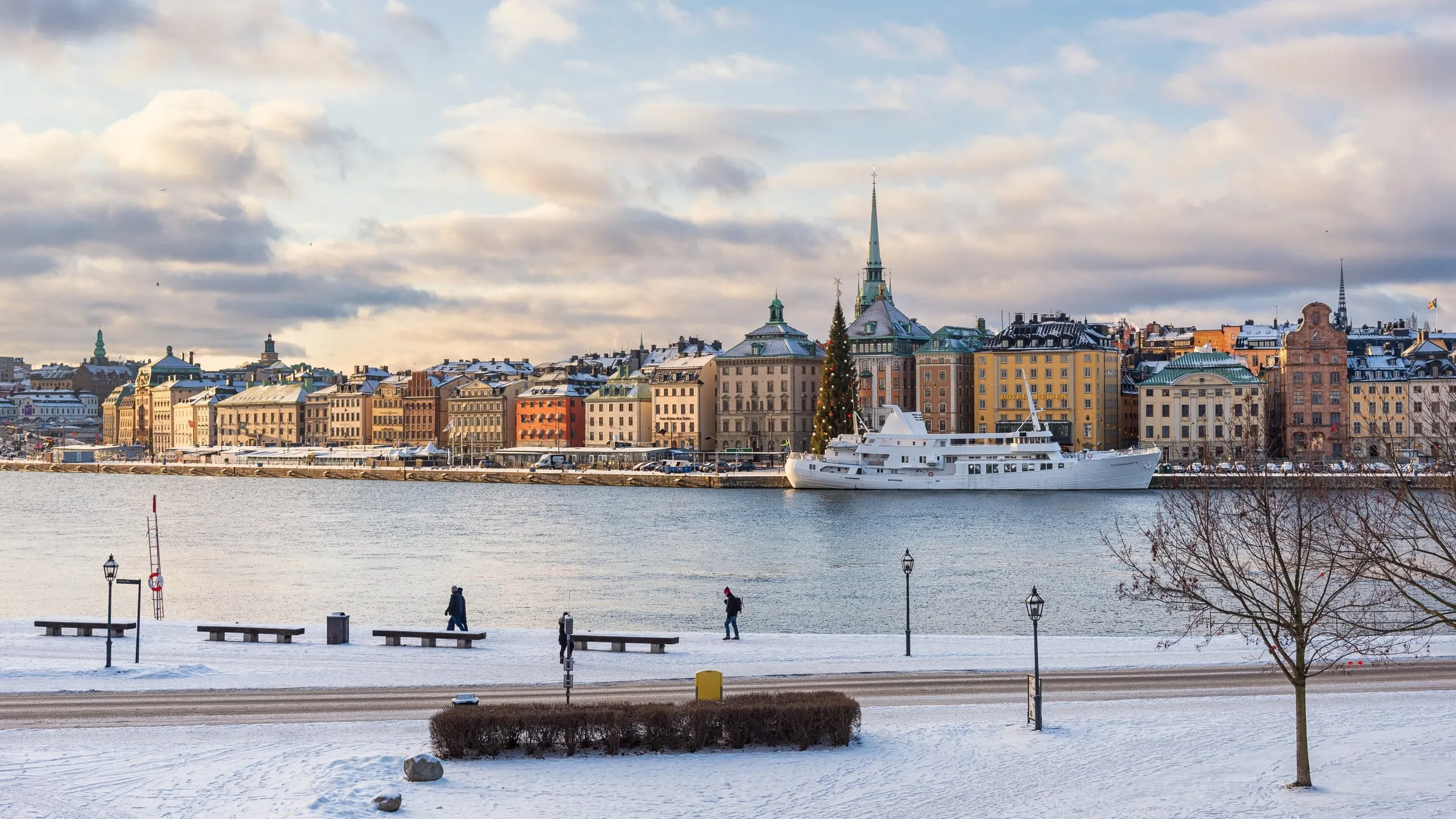 Les façades de Gamla stan, la vieille ville de Stockholm, vues depuis l’eau en hiver